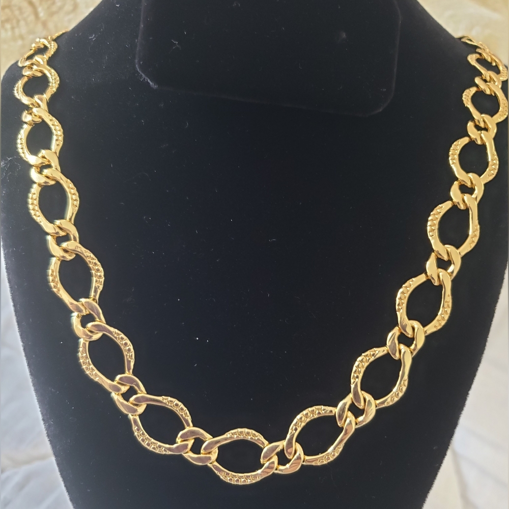 Chunky hammer textured necklace